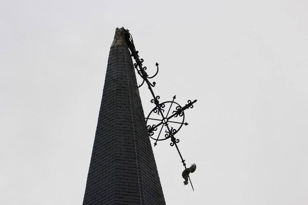 Les clochers de nos églises victimes des tempêtes de la semaine dernière dans les Hauts de France comme à Hondeghem