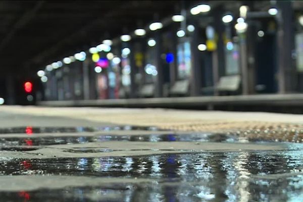 Le trafic est interrompu sur la ligne C du RER entre Javel et Paris-Austerlitz et entre avenue Henri-Martin et Paris-Austerlitz.
