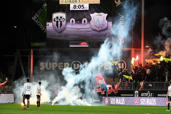 Des fumigènes lancés par la Brigade Loire lors du match Angers SCO-Amiens SC, le 16 mars 2019