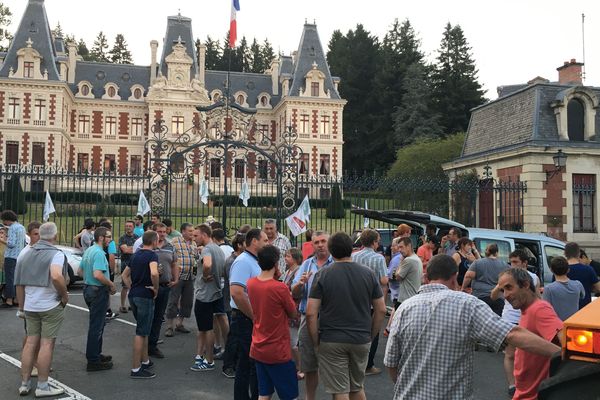 Les éleveurs corréziens manifestent devant la Préfecture à Tulle