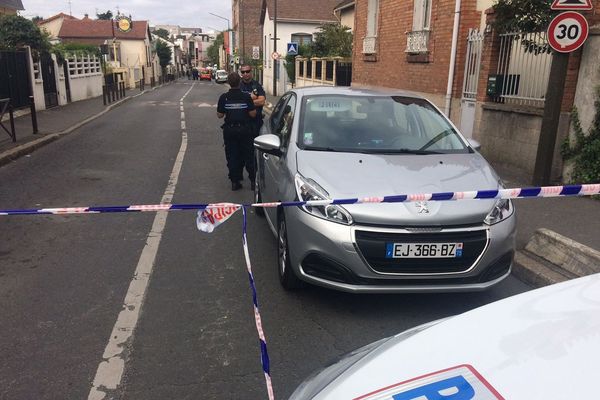 Des policiers bloquent une rue de Villejuif (Val-de-Marne), le 6 septembre 2017. 