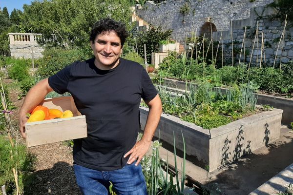 Mauro Colagreco, chef 3 étoiles du Mirazur, dans un de ses jardins, à Menton (Alpes-Maritimes).