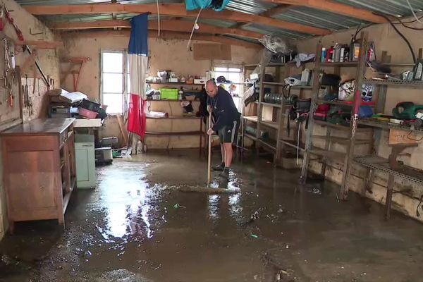 Un habitant d'Étang-sur-Arroux (Saône-et-Loire), dont le garage a été inondé lors de la crue de l'Arroux le 12 mars 2024.