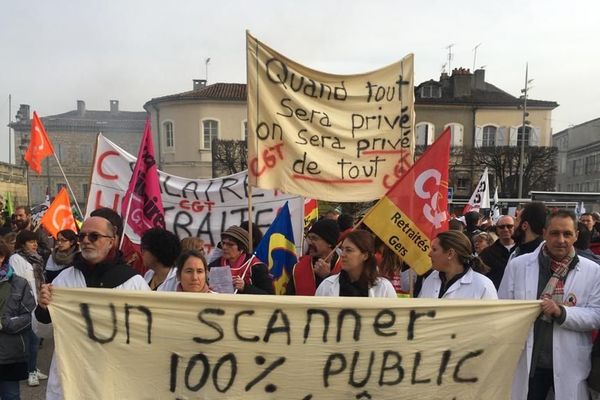 Les salariés de l'hôpital d'Auch en tête de la manifestation contre la réforme des retraites