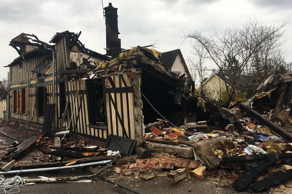 L'incendie a ravagé toute la maison à pans de bois.