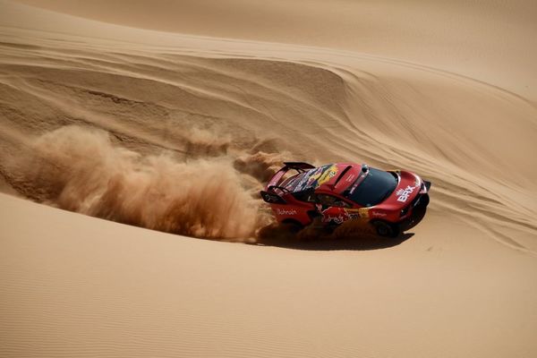 La voiture de Sébastien Loeb et Daniel Elena lors de la 43e édition du rallye-raid Dakar, en Arabie saoudite, en janvier 2021.