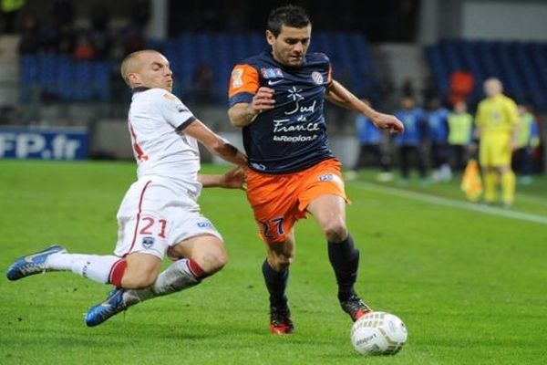 Cyril Jeunechamp (à droite) - joueur défenseur du MHSC aux prise avec Chalme de Bordeaux - octobre 2012.