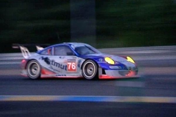 La voiture numéro 76 sur le circuit du Mans en cours de nuit. 