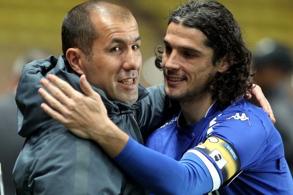 François Modesto (à droite) avec Leonardo Jardim, entraîneur de l'AS Monaco, lors du match AS monaco - SC Bastia le 13 mars 2015.