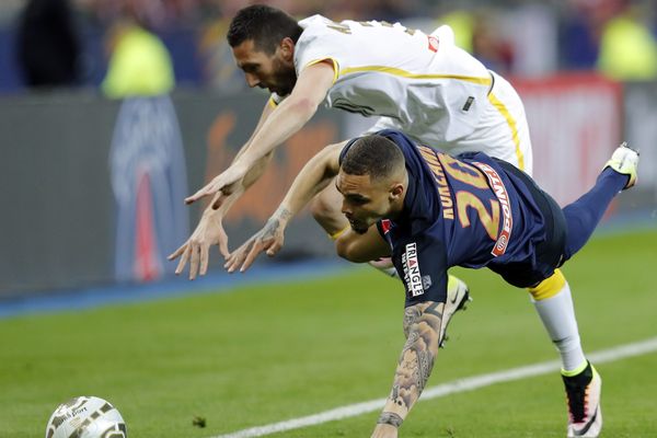 Kurzawa et Amalfitano, lors du match PSG/LOSC, finale de la coupe de la Ligue, le 23 avril 2013, au stade de France.