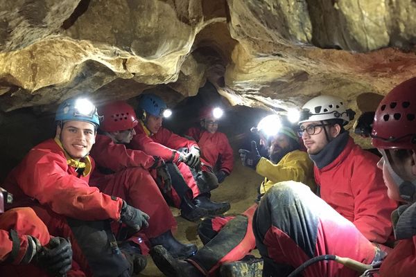 Les élèves de la seconde chance d'Isère jeudi 29 novembre lors de leur stage d'initiation à la spéléologie dans le Vercors.