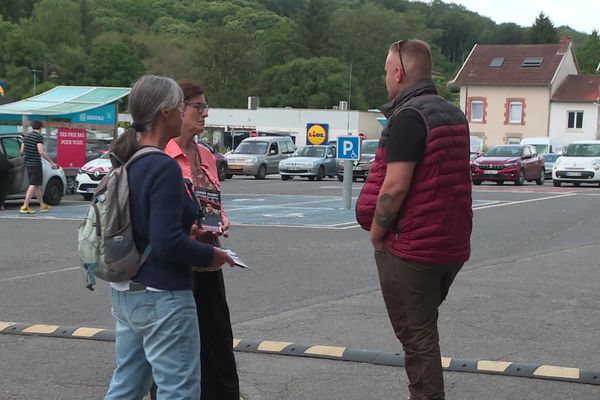 Sur le parking d'un supermarché, des militantes du Nouveau Front populaire sont déjà en action pour le second tour. Tracts à la main, elles interpellent des habitants. Un seul partisan du RN accepte de discuter avec les militantes.