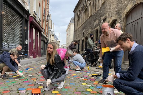 La rue de Tambour à Reims repeinte par les commerçants