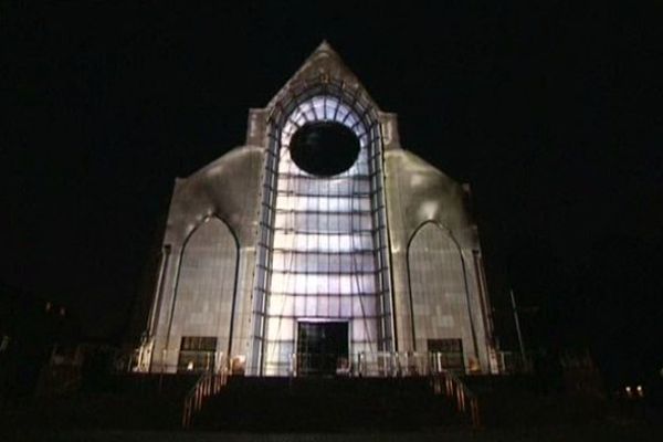 La façade principale de la cathédrale de la Treille à Lille, illuminée lors d'un mapping en octobre 2012