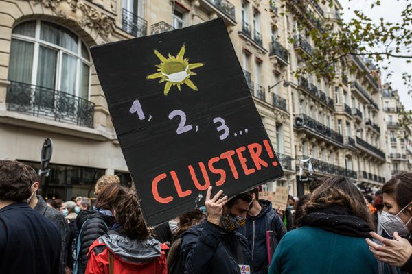 Une pancarte "1,2,3... Cluster !" lors de la grève sanitaire des professeurs, le 10 novembre 2020.