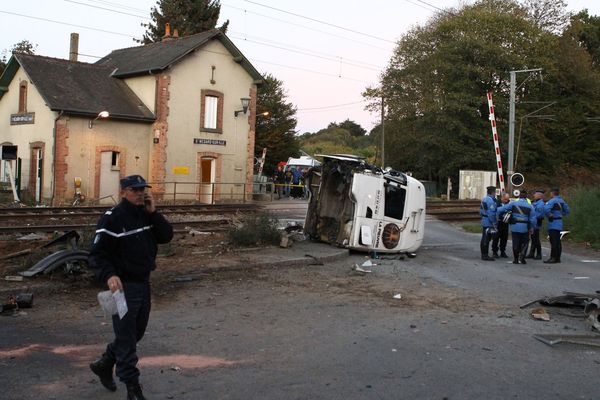 Octobre 2011, une collision entre un train et poids lourd cause la mort de trois personnes à Saint-Médard-sur-Ille