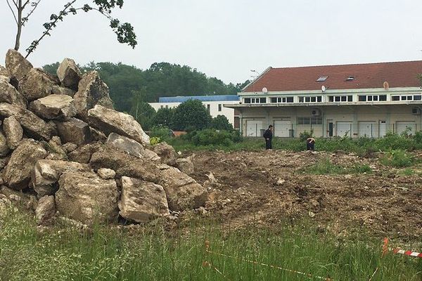 Sur une zone située derrière Marques Avenue, les engins de chantiers nettoient le terrain sous la surveillance des services de déminage.