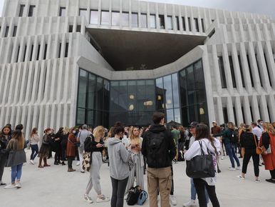 La fin des repas à 1 euro pour les étudiants non boursiers du CROUS - Le  4bis