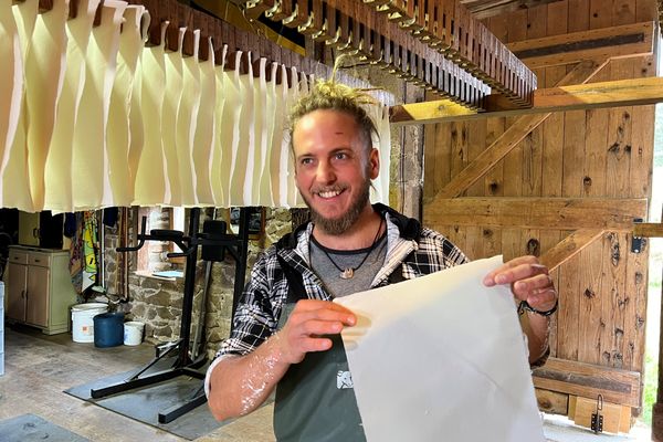 Etienne Gouttefange se lance dans la tradition du papier artisanal près d'Ambert dans le Puy de Dôme