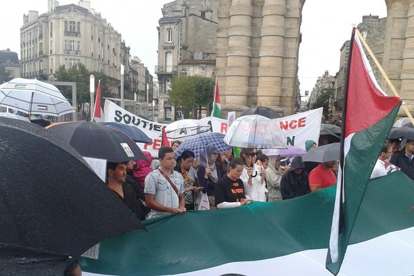 Les manifestants réunis place de la Victoire à Bordeaux dès 15h