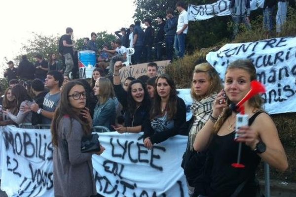 30/09/13 - Les élèves de terminale du lycée Clémenceau de Sartène bloquent les cours