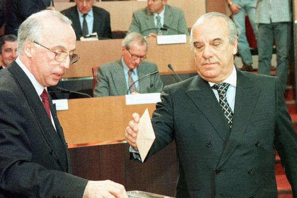 Élu à l'Assemblée de Corse, Robert Feliciaggi (à droite) est assassiné en 2006, une année qui "marque un tournant et une rupture" selon Christophe Berliocchi. 