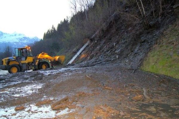 La boue a littéralement envahi la chaussée