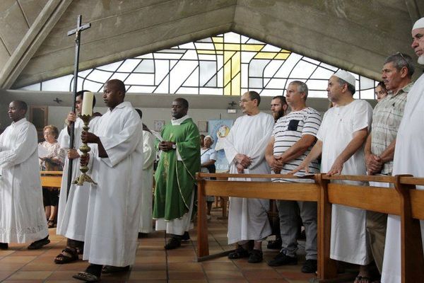 A Nice, quartier de l'Ariane, dans l'église Saint Pierre, ce dimanche matin, durant la messe