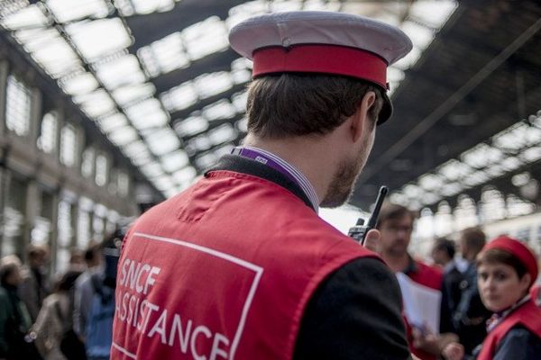 Lundi 16 juin, les sièges nationaux et régionaux des directions de la SNCF seront fermés. Leurs agents seront tous présents dans les gares, en gilets rouges, afin d’aider les étudiants qui se rendent dans les centres d'examens du baccalauréat.