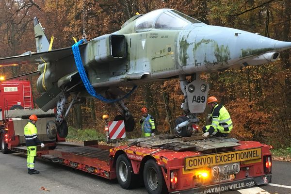 Un avion de chasse à la traîne