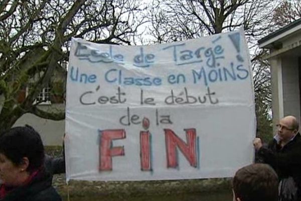 Les parents d'élèves de Tragé, commune dépendante de Chatellerault ont manifesté devant l'école primaire pour protester contre la fermeture d'une classe à la rentrée prochaine.