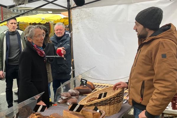 Désormais ex-Première ministre, c'est dans la peau d'une députée qu'Elisabeth Borne est en visite dans sa circonscription ce jeudi 8 février, ici sur le marché de Vire Normandie (Calvados).