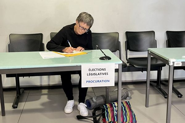 Christine Bleicher qui était venu faire sa procuration au commissariat devra revenir car elle n'avait pas toutes les informations necessaires.