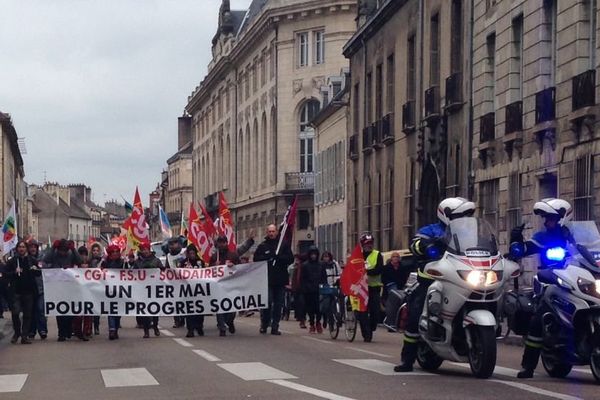 Le défilé du 1er mai 2016 a rassemblé environ 500 personnes à Dijon