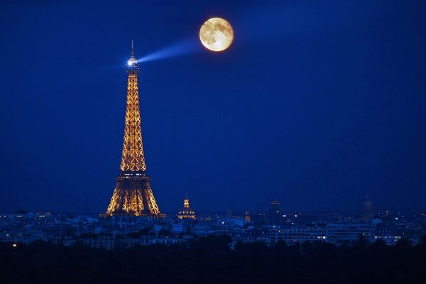 La Tour Eiffel, de nuit.