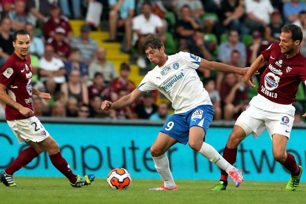 Le numéro 9 de Niort a inscrit 6 buts depuis le début du championnat pour Niort.