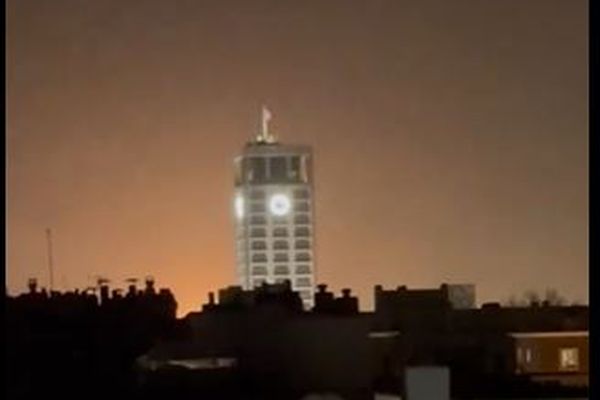 Lundi 19 février, une étrange lumière orange est apparu dans le ciel au Havre.