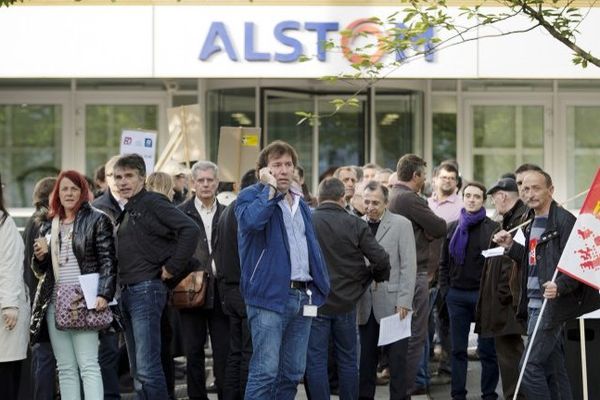 Des salariés d'Alstom protestent devant le siège de leur entreprise à Saint-Ouen, en novembre 2014.