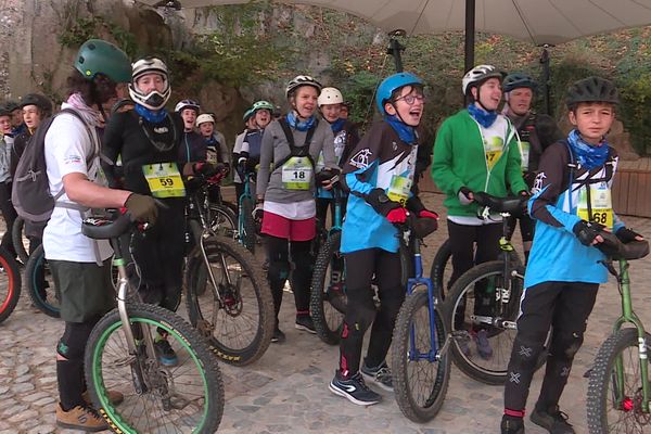 375 coureurs de tout l'Hexagone sont venus s'affronter ce vendredi 3 novembre, lors de la coupe de France de monocycle