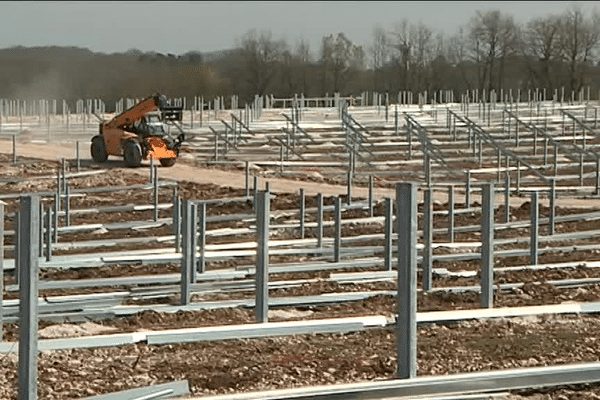 Les travaux en cours sur l'ancien circuit automobile de Faux, pour mettre en place la future usine photovoltaïque.