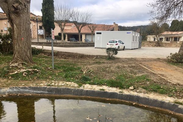 Les inondations dans l'Aude, c'était il y a deux mois et demi déjà. A Saint Hilaire, dans la vallée du Lauquet, le village panse encore ses plaies. Avec tout de même une bonne nouvelle juste avant les fêtes : la mairie qui a été inondée dispose enfin de locaux provisoires.