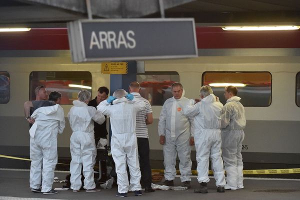 Les policiers sur le quai de la gare d'Arras, où le terroriste a été arrêté le 21 août 2015.