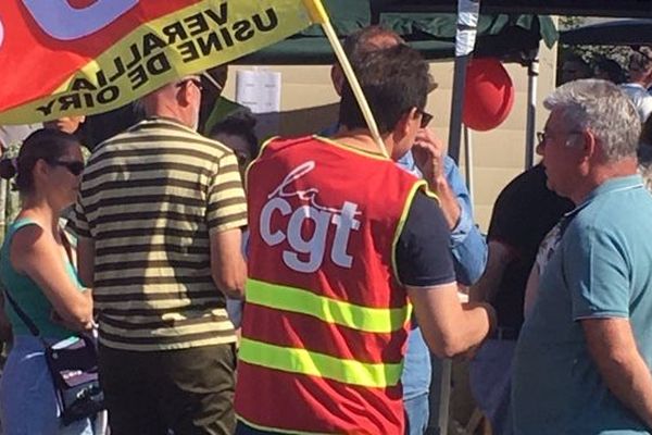 Les salariés ont manifesté devant leur usine de Chateaubernard (Charente) pour dénoncer les conséquences des suppressions de postes annoncées.