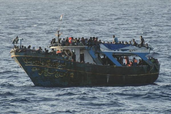 Un bateau de Pêche en Méditerranée avec à son bord plus de 300 migrants