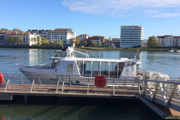 La navette pour traverser l'Adour est à l'arrêt