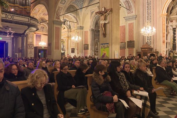 Près de huit cents personnes ont assisté à la messe de Noël célébrée en la cathédrale Sant Maria Assunta.