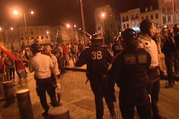 Roubaix, ce dimanche soir, les CRS sur la Grand'Place.