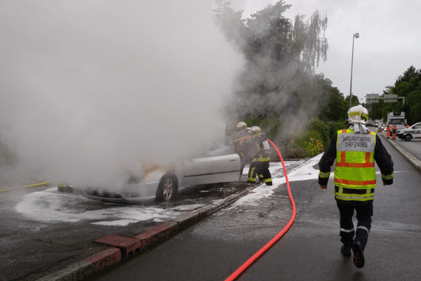 Lundi 11 juin, peu avant 8 heures, une voiture GPL s’est embrasée à Vichy, au niveau du pont de Bellerive. Grâce à l’intervention rapide des pompiers de l’Allier, l’incendie a été rapidement maîtrisé.