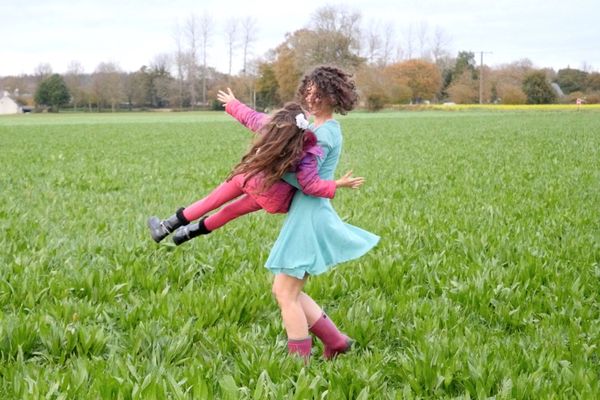 Chloé et Louise tournoient et participent à la Nuit de la danse, un événement habituel du centre culturel Bleu Pluriel à Trégueux mais qui cette année doit s'adapter à la crise sanitaire