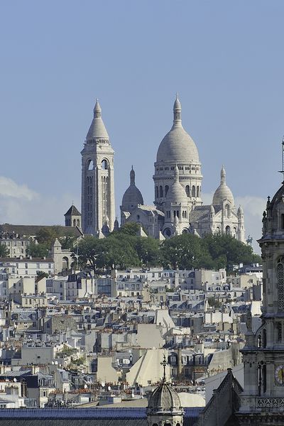 Vue du quartier de Montmartre et de son château d'eau à gauche de l'image